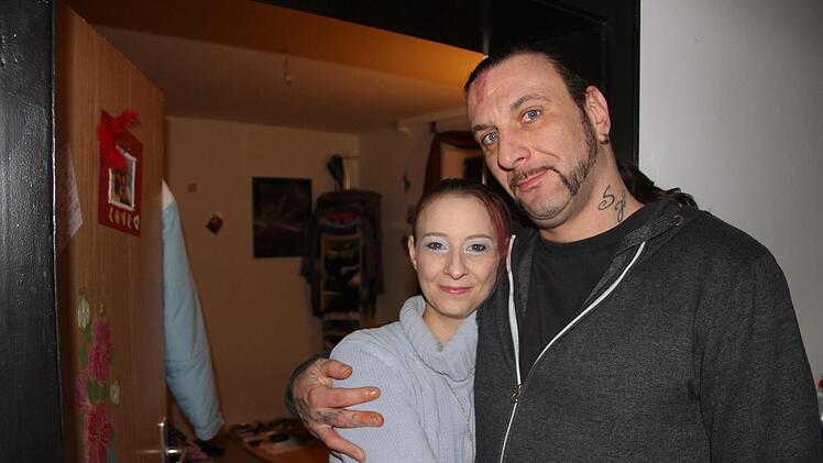 Halt dich an mir fest: Jessica und André sind einander eine Stütze. Sein Zwölf-Quadratmeter-Zimmer im Notwohngebiet ist aktuell ihr gemeinsames Zuhause.  Fotos: Diana Fuchs