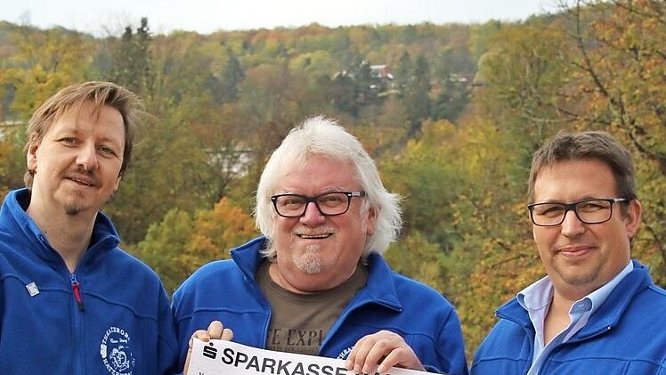 Eine Spende für den herzkranken René aus Fuchsstadt gibt es von der Theatergruppe Katzenbach (von links) Vorsitzender Uwe Sonnenberg, Bühnenbauer und Mitregisseur Peter Wehner und stellvertretender Vorstand Peter Hartmann. Foto: Steffen Standke