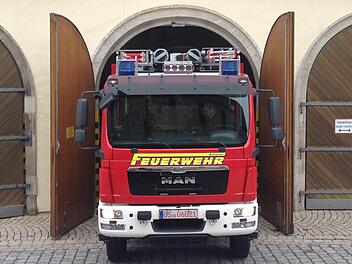 Das wird zu eng: Die Regierung fördert erst dann dringend benötigte Fahrzeuge für die Münnerstädter Wehr, wenn es ein ordentliches Gerätehaus gibt. Mit Schaffung des Baurechts in der Lache können die Fahrzeuge bestellt werden. Archiv/Heike Beudert