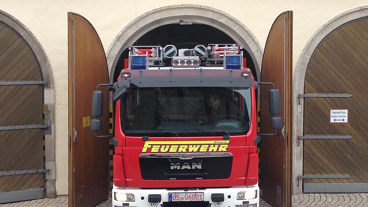 Das wird zu eng: Die Regierung fördert erst dann dringend benötigte Fahrzeuge für die Münnerstädter Wehr, wenn es ein ordentliches Gerätehaus gibt. Mit Schaffung des Baurechts in der Lache können die Fahrzeuge bestellt werden. Archiv/Heike Beudert