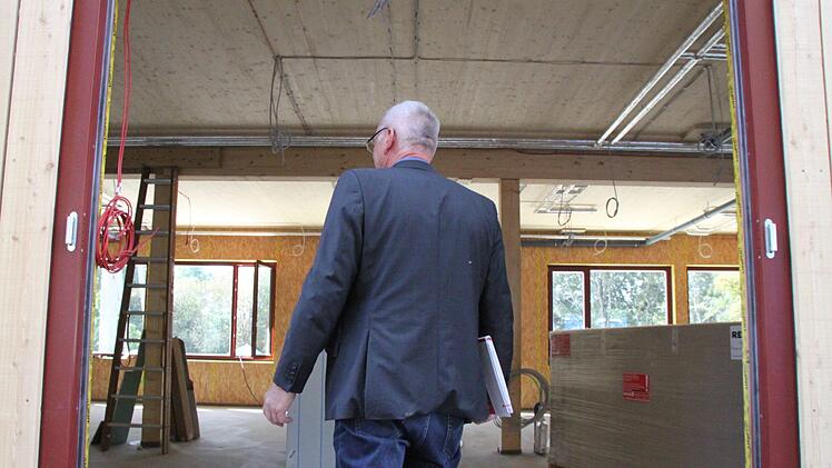 Wolfgang Reith betritt den Gastraum. Durch eine Schiebewand wird er flexibel gestaltbar sein. Foto: Ulrike Müller