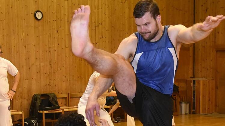 Prüfung bestanden: Unser Redakteur Sven Dörr ging bei Professor Falcao in Coburg in die Lehre der Kampfkunst Capoeira. Hagen Lehmann