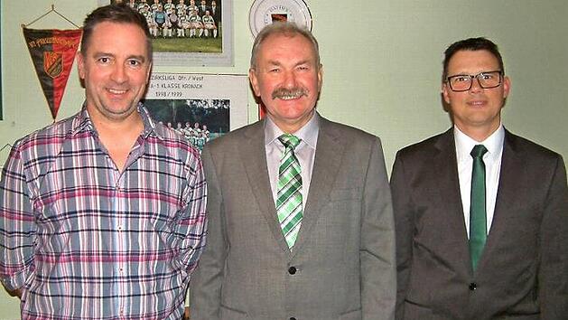 Mit viel Betr&uuml;bnis wurde vom SV Friesen der bisherige stellvertretende Vorsitzende Werner Saal von Vorsitzendem Alexander Graf (rechts) verabschiedet. Saals Nachfolger ist Holger Geiger (links). Foto: Hans Franz