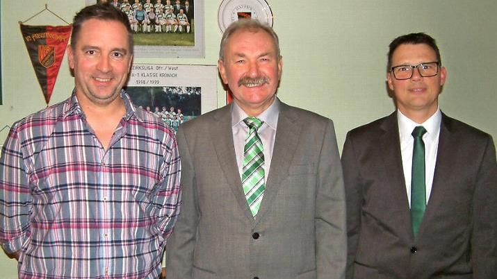 Mit viel Betrübnis wurde vom SV Friesen der bisherige stellvertretende Vorsitzende Werner Saal von Vorsitzendem Alexander Graf (rechts) verabschiedet. Saals Nachfolger ist Holger Geiger (links). Foto: Hans Franz