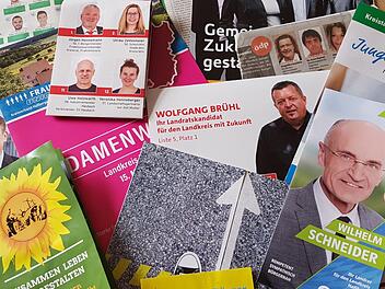 Jede Menge Flyer und Prospekte haben sich in den Haushalten angesammelt, für viele Wähler eine Hilfe, die unbebilderten Wahllisten mit Gesichtern und Programmen zu verbinden.  Fotos: Eckehard Kiesewetter