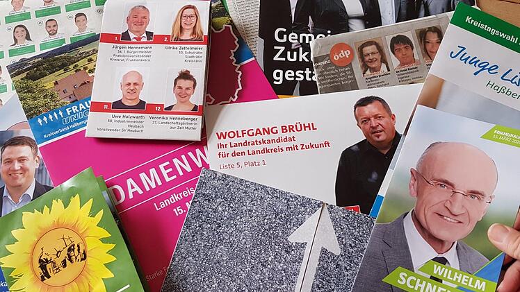 Jede Menge Flyer und Prospekte haben sich in den Haushalten angesammelt, für viele Wähler eine Hilfe, die unbebilderten Wahllisten mit Gesichtern und Programmen zu verbinden.  Fotos: Eckehard Kiesewetter
