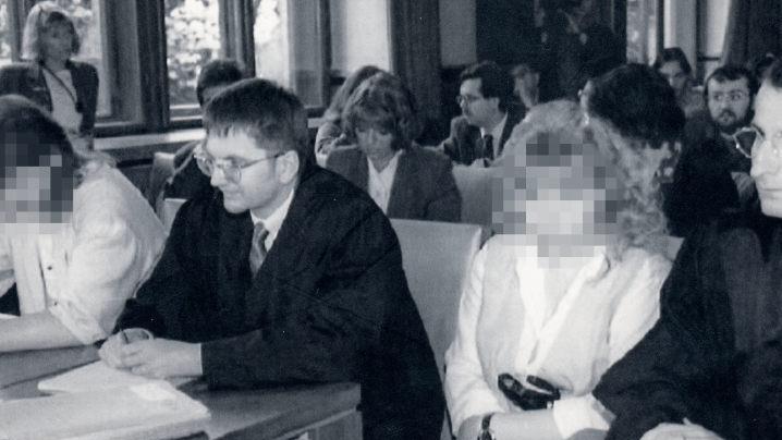 Peter V. (links, mit seinem Verteidiger Alexander Seifert) und Sandra V. (mit Anwalt Thomas Mönius) im Mai 1994 vor dem Landgericht Bamberg Fotos: Rudolf Mader, Wolf-Dietrich Weissbach/dpa-Archiv