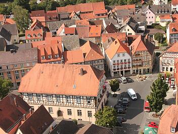 Der Münnerstädter Marktplatz soll wieder die gute Stube im Herzen der Altstadt werden und Besucher zum Verweilen einladen. Foto: Heike Beudert