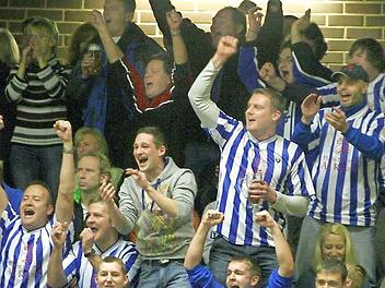 Jubeln am Samstag wieder die Fans des VfB Kulmbach? Der Veranstalter der Hallenfußball-Stadtmeisterschaft um den Rundschau-Cup hat schon sieben Turniersiege auf seinem Konto. Besser als die Metzdorfer ist nur der ATS Kulmbach. Der Rekordhalter hat es bisher schon auf neun Siege bei der Hallenfußball-Stadtmeisterschaft gebracht. Fotos: Monika Limmer