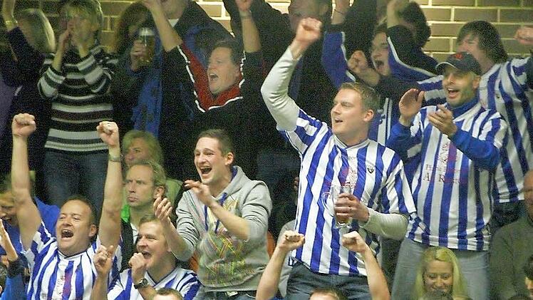 Jubeln am Samstag wieder die Fans des VfB Kulmbach? Der Veranstalter der Hallenfußball-Stadtmeisterschaft um den Rundschau-Cup hat schon sieben Turniersiege auf seinem Konto. Besser als die Metzdorfer ist nur der ATS Kulmbach. Der Rekordhalter hat es bisher schon auf neun Siege bei der Hallenfußball-Stadtmeisterschaft gebracht. Fotos: Monika Limmer