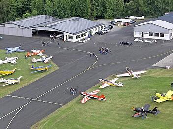 Oldtimer-Treffen: 30 Klassiker vom Typ "Zlin" gaben sich auf dem Kulmbacher Verkehrslandeplatz ein Stelldichein. Das Treffen - eines der größten dieser Art seit Jahren - war von Mitgliedern der Luftsportvereinigung Stadtsteinach organisiert worden. Foto: Guido von Stephani