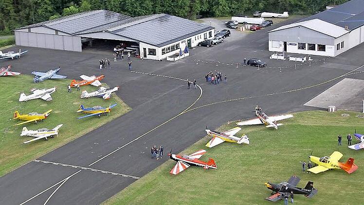 Oldtimer-Treffen: 30 Klassiker vom Typ "Zlin" gaben sich auf dem Kulmbacher Verkehrslandeplatz ein Stelldichein. Das Treffen - eines der größten dieser Art seit Jahren - war von Mitgliedern der Luftsportvereinigung Stadtsteinach organisiert worden. Foto: Guido von Stephani
