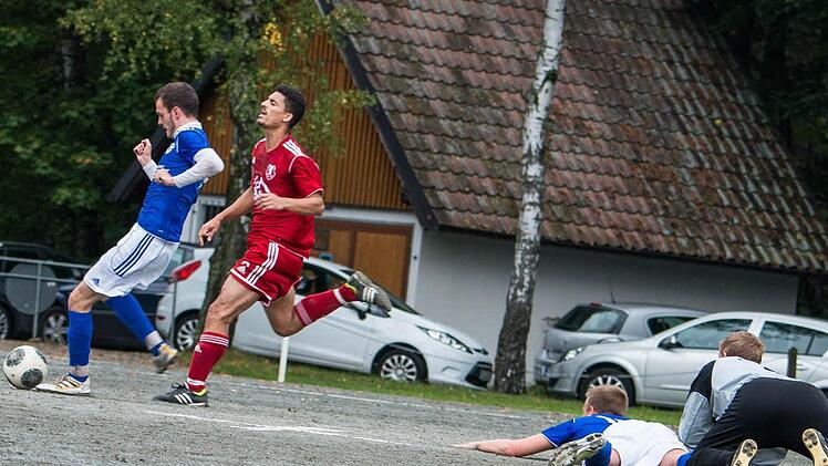 Der Ball kommt Christopher Wohlfart, der ihn nur noch ins leere Tor schieben muss.