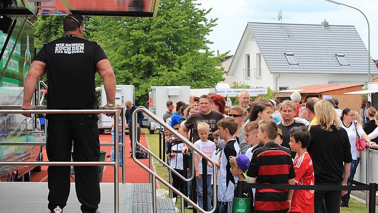 Wer den berühmten WM-Pokal in Ebensfeld zu Gesicht bekommen wollte, musste lange in der Schlange ausharren. Fotos: Ferdinand Merzbach