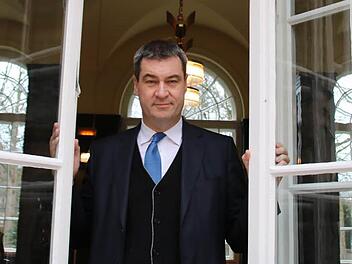 Macht hoch die Tür: Finanzminister Markus Söder kam kurz vor Weihnachten höchstpersönlich, um die Pläne des Freistaates für Bad Kissingens Zukunft vorzustellen. Foto: Ralf Ruppert