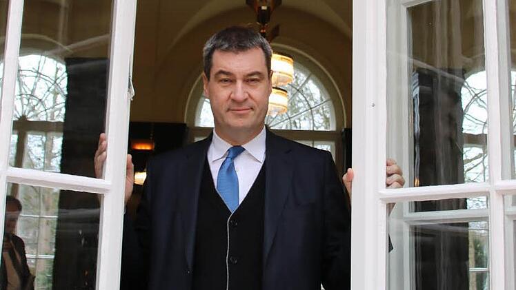 Macht hoch die Tür: Finanzminister Markus Söder kam kurz vor Weihnachten höchstpersönlich, um die Pläne des Freistaates für Bad Kissingens Zukunft vorzustellen. Foto: Ralf Ruppert