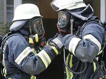Herzogenauracher Feuerwehrleute bereiten sich auf ihren Einsatz vor.  Foto: Pauline Lindner