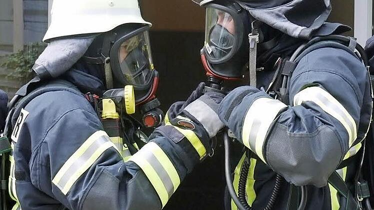 Herzogenauracher Feuerwehrleute bereiten sich auf ihren Einsatz vor.  Foto: Pauline Lindner
