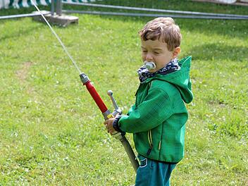 Früh übt sich, was ein gescheiter Feuerwehrler werden will. Da spielt der Schnuller auch keine Rolle. Fotos. Richard Sänger
