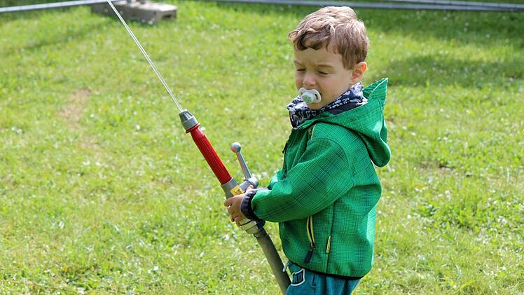 Früh übt sich, was ein gescheiter Feuerwehrler werden will. Da spielt der Schnuller auch keine Rolle. Fotos. Richard Sänger