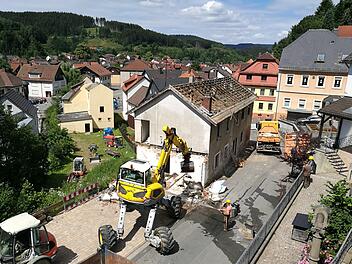 Das Arbeiten am Anwesen Frankenwaldstraße 1 haben  begonnen. Der Schreitbagger links leistet ganze Arbeit.Stadt Wallenfels