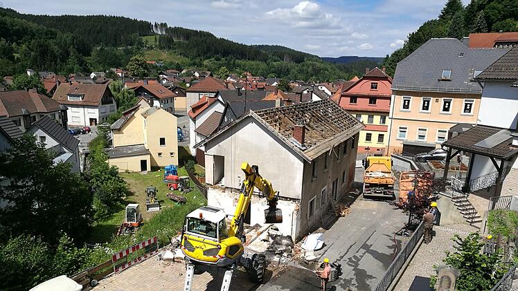 Das Arbeiten am Anwesen Frankenwaldstraße 1 haben  begonnen. Der Schreitbagger links leistet ganze Arbeit.Stadt Wallenfels