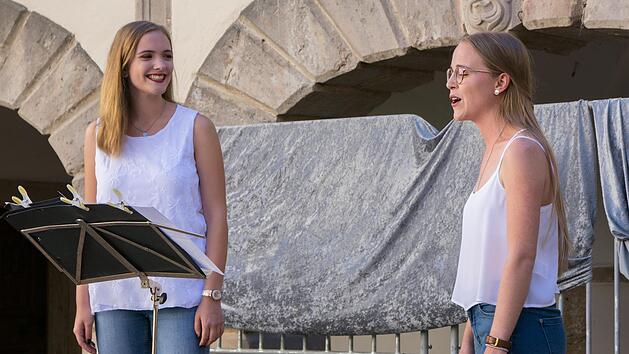 Jule Scheuring und Hannah Braunreuter (von links) beeindruckten mit dem Song "Fly me to the moon". Foto: Ulrike Langer