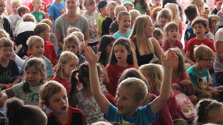 Über 400 Jungen und Mädchen waren am Donnerstag  zum Weltkindertag in die "Alte Spinnerei" gekommen. Foto: Katharina Müller-Sanke