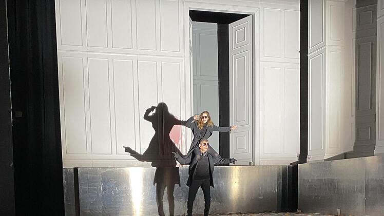 Gewaltige Kulissen auf der kleinen Bühne des Kurtheaters beim gefeierten Gastspiel des Renaissancetheaters Berlin mit August Strindbergs Drama "Fräulein Julie". Foto: Thomas Ahnert