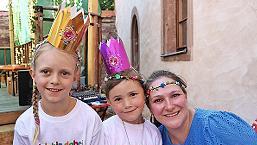 Prinzessin Tausendschön und der Froschkönig (links) mit Clara von Truchseß (rechts).