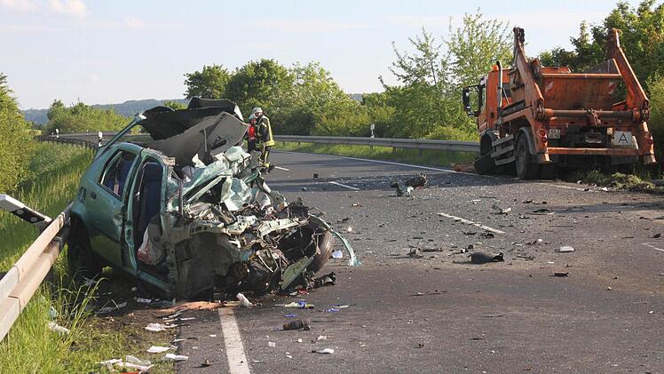 Unfall auf der Staatsstraße ST 2445 (früher B 19) bei Niederlauer.
