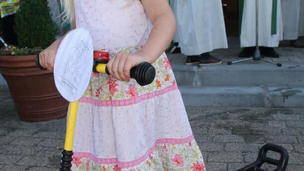 Maria Laage (5) hat extra ihren Roller mitgebracht und freut sich, dass der Roller auch ein paar Spritzer Weihwasser abbekommen hat.