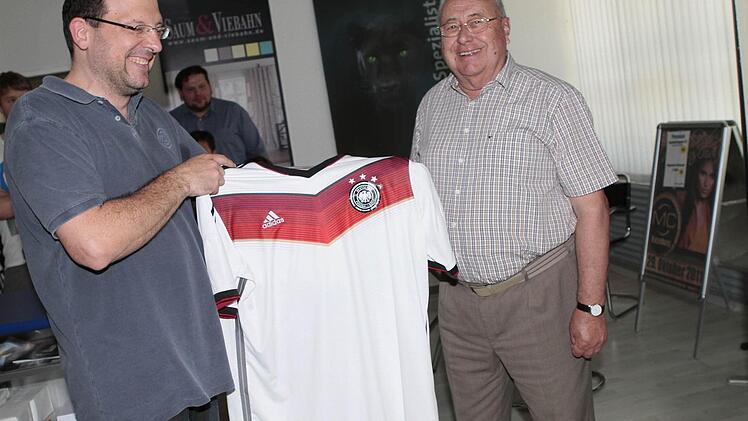 Da ist das Ding: BR-Leser Rudolf Braunersreuther (rechts) aus Ludwigschorgast nimmt sein aktualisierte Trikot aus den Händen von Complott-Chef Guido Henninger entgegen.