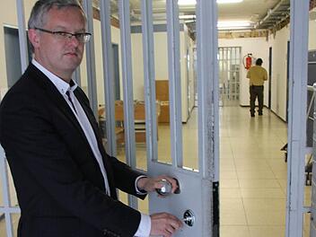 Leiter Ullrich Mann - hier anlässlich seiner Amtseinführung im Jahr 2014 - ist froh, dass die Situation auf einem Gang der JVA Kronach nicht eskaliert ist. Häftlinge und Personal seien vernünftig miteinander umgegangen. Foto: Archiv/Friedwald Schedel