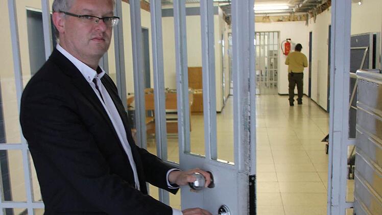 Leiter Ullrich Mann - hier anlässlich seiner Amtseinführung im Jahr 2014 - ist froh, dass die Situation auf einem Gang der JVA Kronach nicht eskaliert ist. Häftlinge und Personal seien vernünftig miteinander umgegangen. Foto: Archiv/Friedwald Schedel