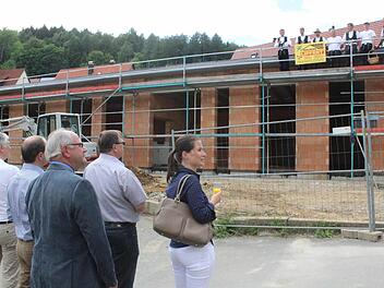 Vor den Ehrengästen mit Bürgermeisterin Christiane Meyer (r.) an der Spitze hielt Zimmermeister Norbert Lipfert den Richtspruch auf den Krippenneubau. Foto: fra-press