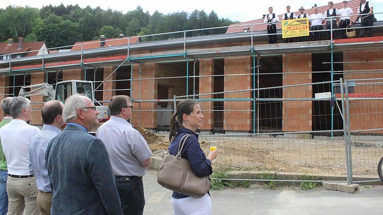 Vor den Ehrengästen mit Bürgermeisterin Christiane Meyer (r.) an der Spitze hielt Zimmermeister Norbert Lipfert den Richtspruch auf den Krippenneubau. Foto: fra-press