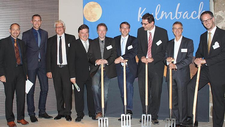 Jörg Kunstmann, Martin Bernreuther, Michael Beck, Klaus Peter Söllner, Marcellus Schulze, Tobias Eder, Thomas Hamacher, Werner Müller und Florian Schneider (von links) beim "Spatenstich". Foto: Katharina Feulner