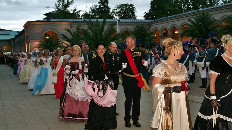 Die historischen Persönlichkeiten beim Rakoczyball 2015  Foto: Vogel