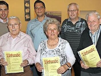 Vorsitzender Norbert Welsch (Zweiter von rechts), Zweiter Vorsitzender Gerhard Bauer (Dritter von links), Bürgermeister Torsten Gunselmann (links) und die geehrten Mitglieder Konrad Mönius (Zweiter von links), Anni Kraus und ihr Mann Linus Kraus (rechts)  Foto: Mathias Erlwein