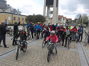 Mit Gottes Segen schickte Pfarrer Norbert Reinwand die gut 40 Teilnehmer am Oerlenbacher Frühlingsradeln auf die Touren im Werntal. Foto: Stefan Geiger