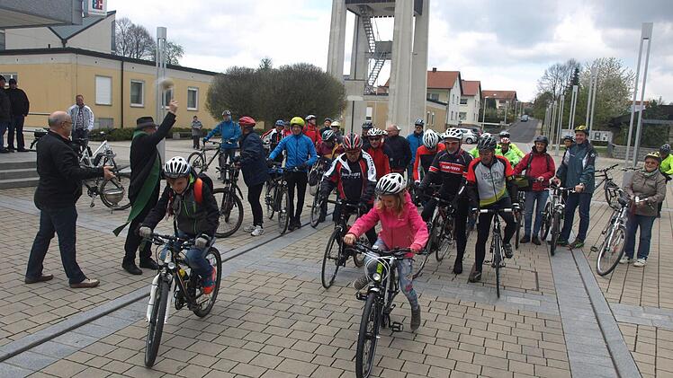 Mit Gottes Segen schickte Pfarrer Norbert Reinwand die gut 40 Teilnehmer am Oerlenbacher Frühlingsradeln auf die Touren im Werntal. Foto: Stefan Geiger