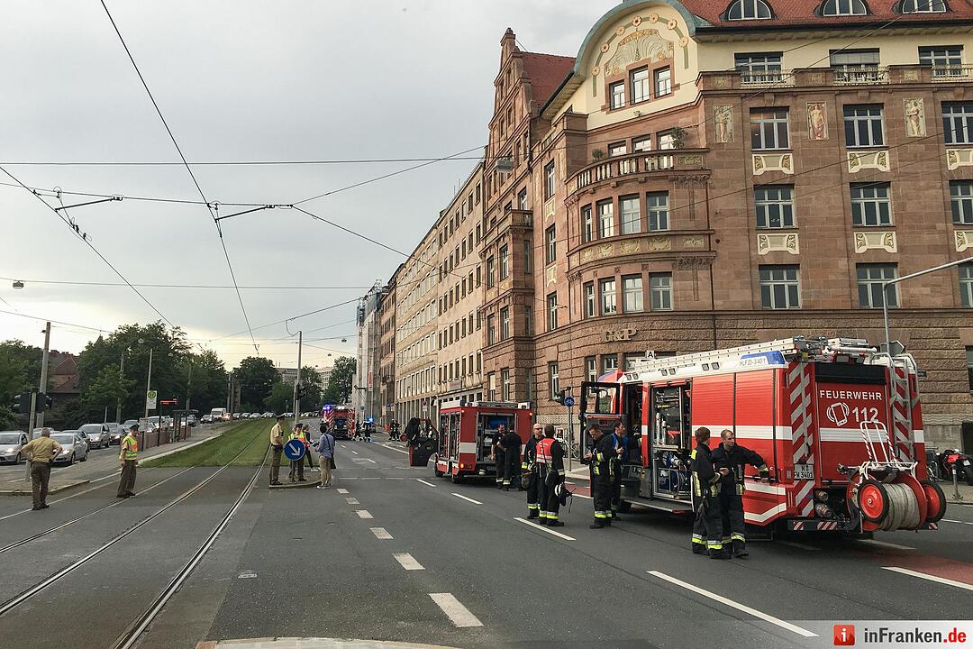 Erste Bilder: Brand nach Blitzeinschlag am Laufertorgraben in Nuernberg