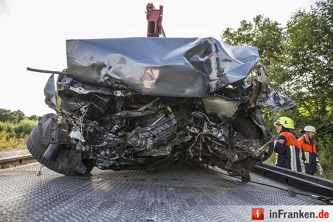 Auto prallt in Ottendorf gegen kleine Brücke