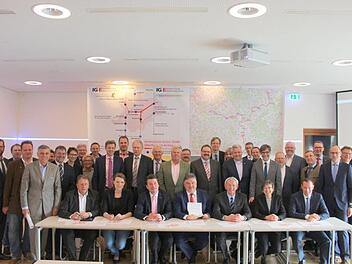 Die Unterzeichnung der Resolution zum Zukunftsprojekt "Ausbau und Elektrifizierung der Oberfranken-Achse" zur Aufnahme in den Vordringlichen Bedarf des Bundesverkehrswegeplanes 2030. Foto: Werner Reißaus
