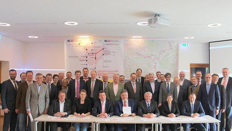 Die Unterzeichnung der Resolution zum Zukunftsprojekt "Ausbau und Elektrifizierung der Oberfranken-Achse" zur Aufnahme in den Vordringlichen Bedarf des Bundesverkehrswegeplanes 2030. Foto: Werner Reißaus