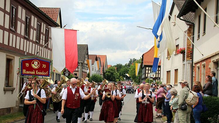 Abwechselnd aus Herrengasse, Kreuzberg und Rosengasse marschierten insgesamt 15 Kapellen und 3 Gesangvereine zum Festplatz, hier die Blasmusik Kraisdorf. Foto: Bettina Knauth