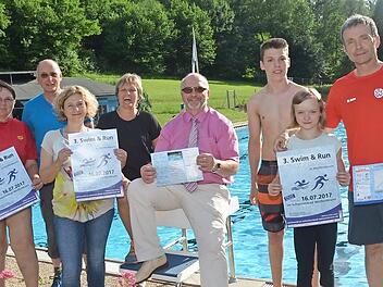 Sie sind schon voller Vorfreude auf den Swim&Run-Wettbewerb: (von links) Ruth Tölg, Axel Witthauer, Tanja Reinhard, Sonja Witterauf, Bürgermeister Egon Herrmann, Moritz Porzelt, Annika Kaufmann und Oliver Kaufmann. Foto: Karl-Heinz Hofmann