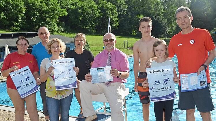 Sie sind schon voller Vorfreude auf den Swim&Run-Wettbewerb: (von links) Ruth Tölg, Axel Witthauer, Tanja Reinhard, Sonja Witterauf, Bürgermeister Egon Herrmann, Moritz Porzelt, Annika Kaufmann und Oliver Kaufmann. Foto: Karl-Heinz Hofmann