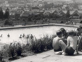 Das waren noch Zeiten: Szene aus dem Ma&szlig;bacher Schwimmbad am Rand des Geschehens, anno 1970.  Foto: Gemeinde Ma&szlig;bach
